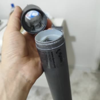 Dyson Süpürgenin Boru Bağlantısı Zayıf Yapışkan Nedeniyle Ayrıldı Ve Ücretsiz Değişim Talep Ediyor