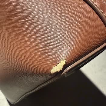 Calvin Klein Tasche nach kurzer Zeit gerissen und abgenutzt