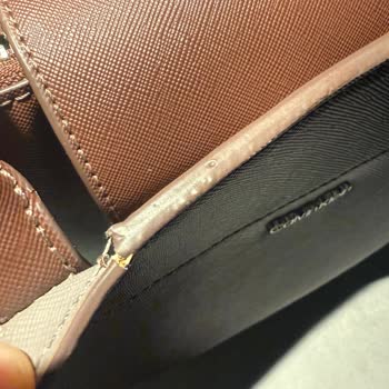 Calvin Klein Tasche nach kurzer Zeit gerissen und abgenutzt