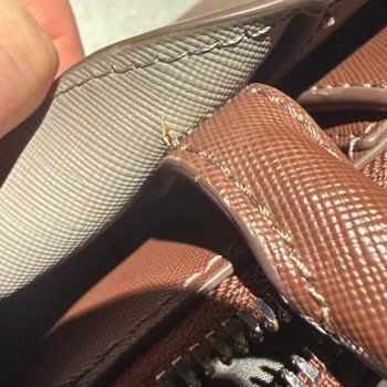 Calvin Klein Tasche nach kurzer Zeit gerissen und abgenutzt