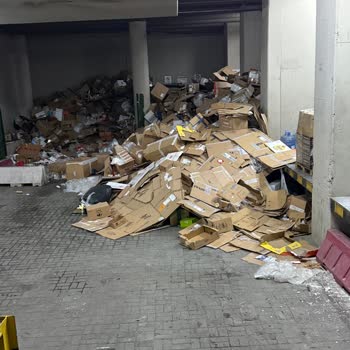 Olivium AVM Mal Kabul Alanı Çöplerle Dolu, Hijyen Tamamen Yok