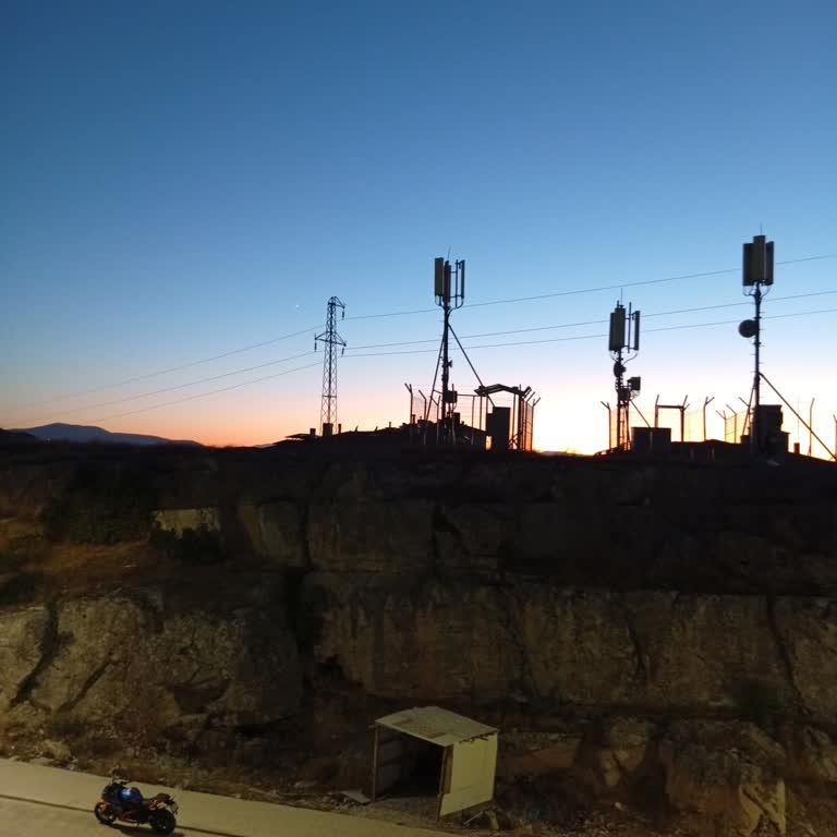 Kaldırım TOKİ 401 K Bölgesinde Otobüs Durağı Altındaki Yokuş Güvenlik Sorunu Yaratıyor