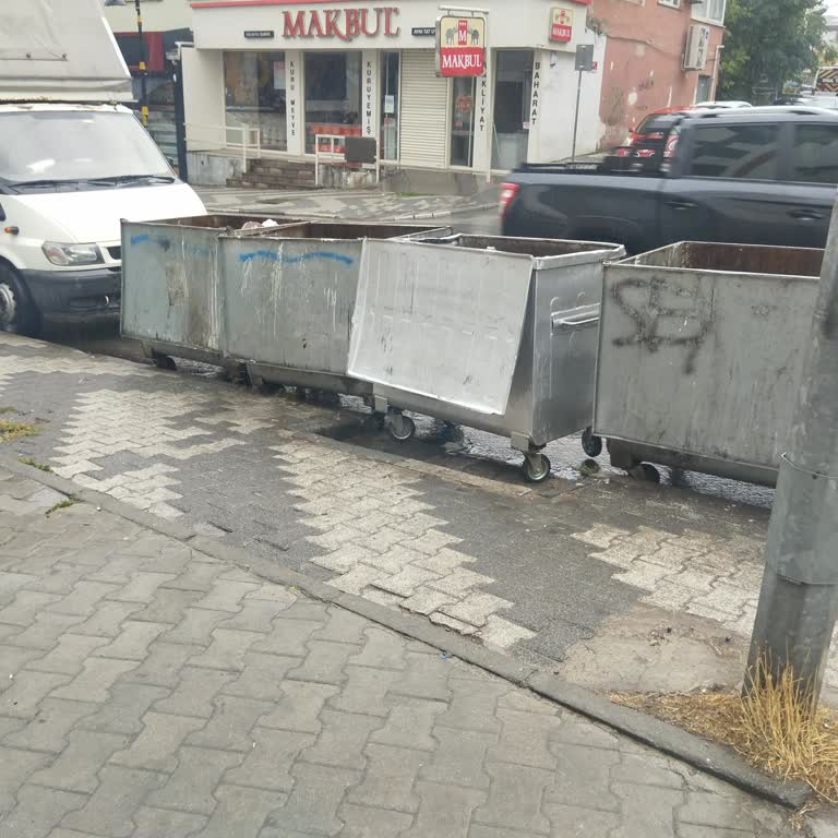 İşletmemizin Önündeki Fazla Çöp Konteynerleri Ve Kötü Koku