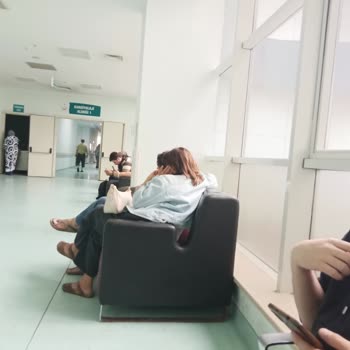 Kardiyoloji Bekleme Alanındaki Kalabalık Ve Yatak Eksikliği Hastaları Zor Duruma Düşürüyor