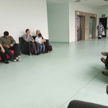Kardiyoloji Bekleme Alanındaki Kalabalık Ve Yatak Eksikliği Hastaları Zor Duruma Düşürüyor