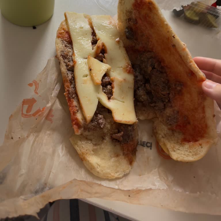 Köfteci Yusuf Pashador Şubesinde Özensiz Ve Hijyenik Olmayan Tost