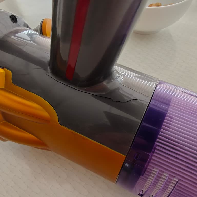 Dyson V12 Sapı Kırıldı, Ücretsiz Plastik Parça Değişimi Talebi