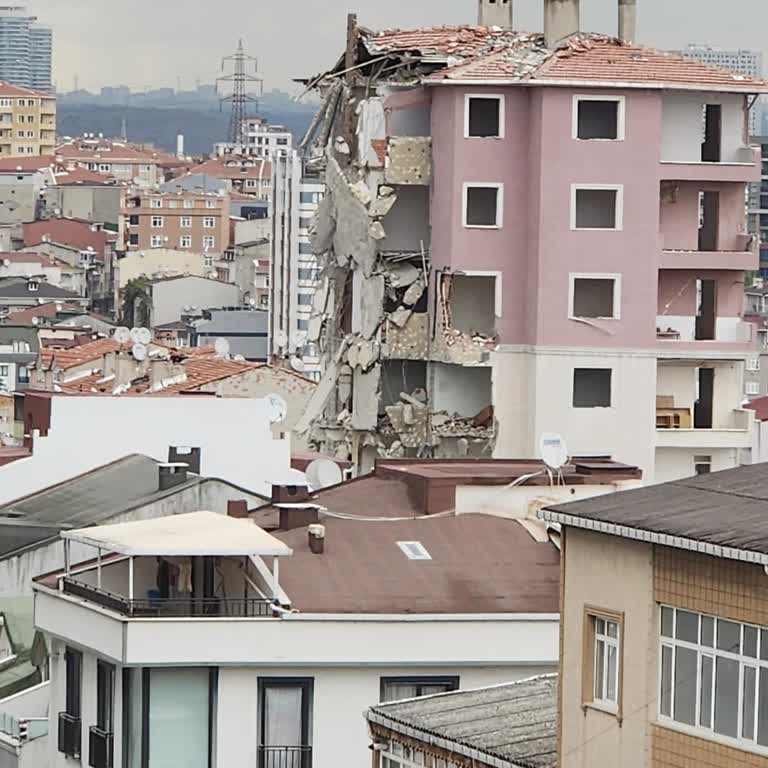 Küçükçekmece'de Uzun Süreli Yıkım Ve Asbest Şüphesi Çocukların Sağlığını Tehdit Ediyor