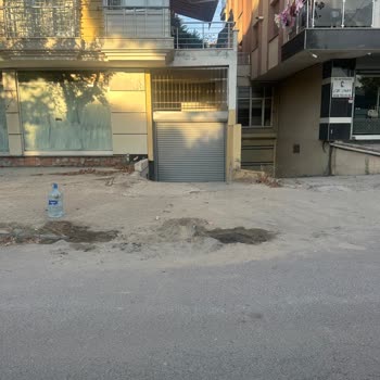 Büyükçekmece Belediyesi Fen İşleri Otopark Girişini Beton Ve Kumla Kapattı, Çözüm Üretilmedi