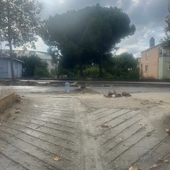 Büyükçekmece Belediyesi Fen İşleri Otopark Girişini Beton Ve Kumla Kapattı, Çözüm Üretilmedi