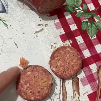 Cumhuriyet Sucukları İçinden Yabancı Madde Çıktı