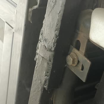 Şasi Çatlaklarının Tekrarlanması Ve Yetkili Servisin Çözüm Sunmaması Nedeniyle Değişim Talebi