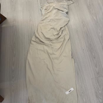 Kirli Etiketi Olan Elbisenin Acil Değişim İsteği