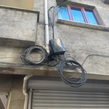 İzinsiz Fiber Kablosu Ve Dağıtım Kutusu Dış Cephe Mantolamasını Engelliyor