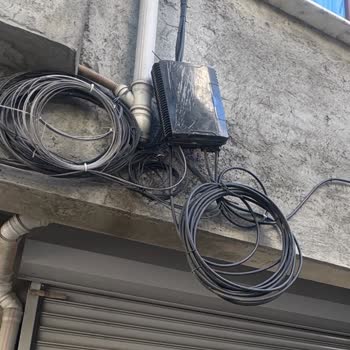 İzinsiz Fiber Kablosu Ve Dağıtım Kutusu Dış Cephe Mantolamasını Engelliyor