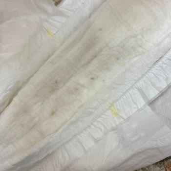 Molfix Bebek Bezinde Kullanılmış Görünen Lekeli Ürün