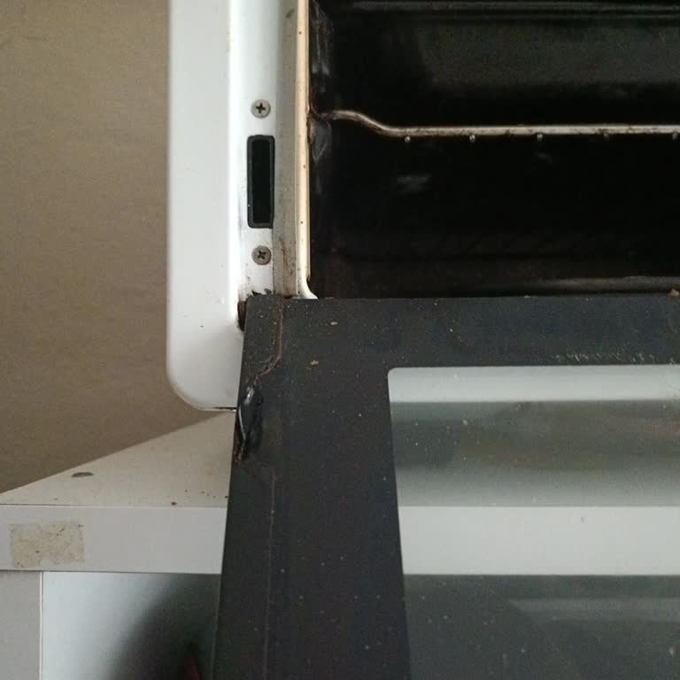 Simfer 4502 Fırın Menteşesi 3 Yılda Kırıldı, Ücretsiz Onarım Talep Ediyorum