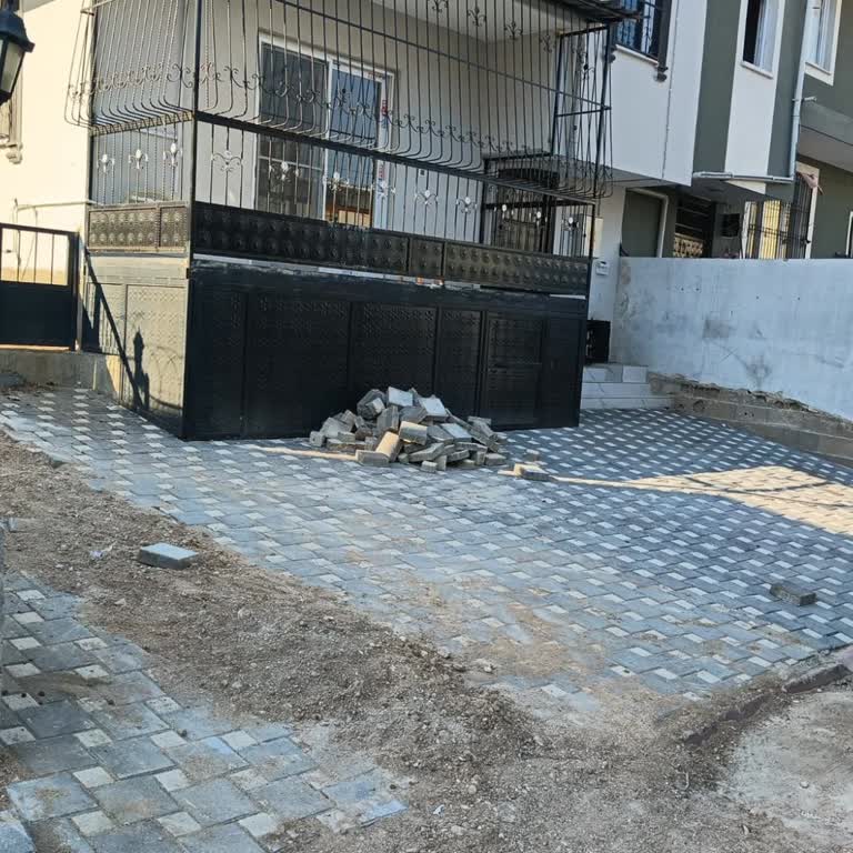 Aksa Doğalgaz’ın Bahçedeki Altyapı Çalışması Nedeniyle Kırılan Parkelerin Yeniden Döşenmesi Talebi