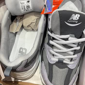 Yapıştırıcı Kokulu Ve İzli New Balance Ayakkabılarda İade Reddi