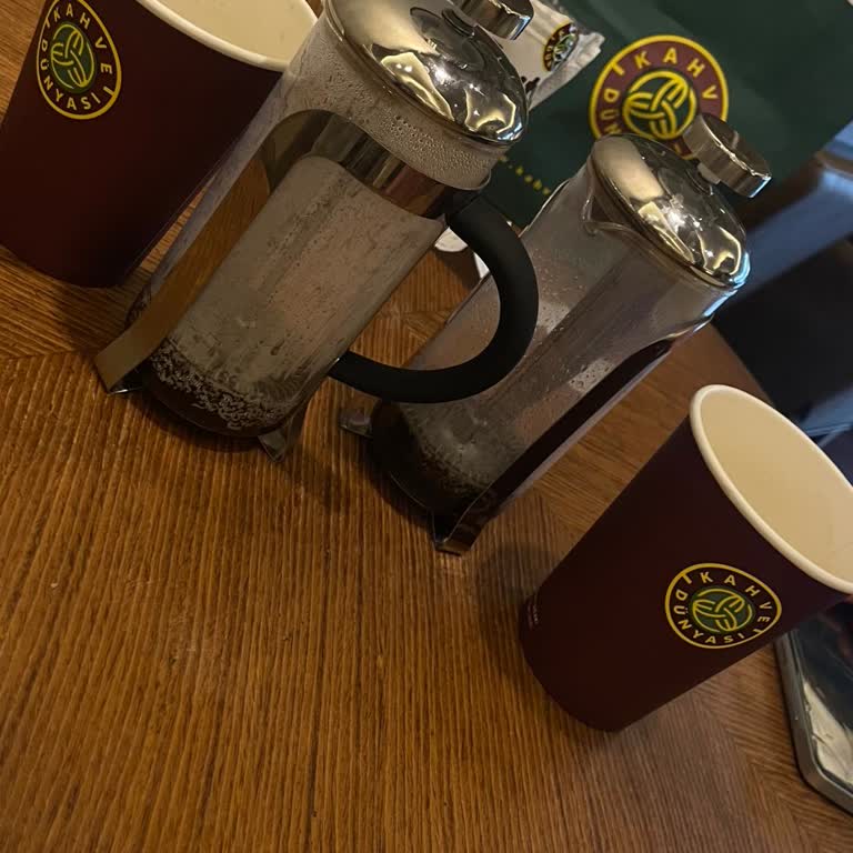 Filtre Kahve Sunulmadı French Press Şeklinde Servis Edildi