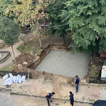 Çocuk Parkının Yanına Kurulan Baz İstasyonu Sağlık Ve Güvenlik Endişesi