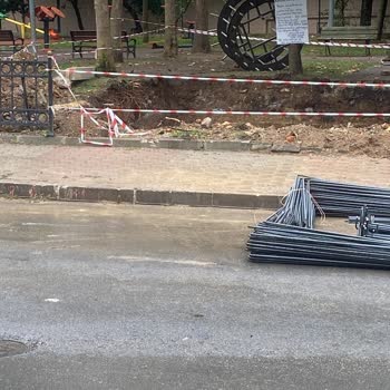 Çocuk Parkının Yanına Kurulan Baz İstasyonu Sağlık Ve Güvenlik Endişesi