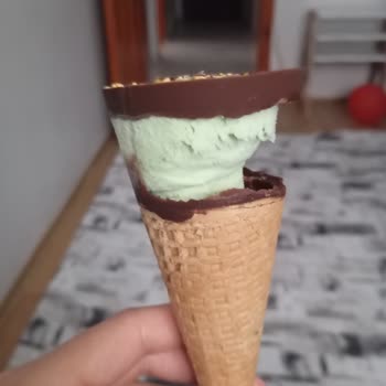 Şok Market'ten Alınan Cornetto Dondurmanın Yarı Kısmı Boş Ve Hijyen Endişesi