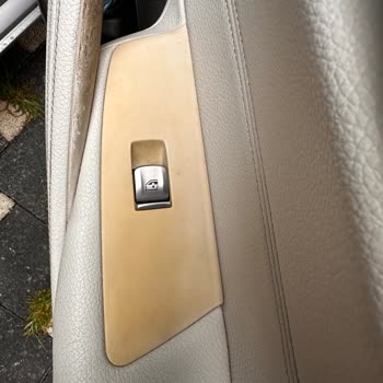 BMW 520i İç Kapı Döşemelerinde Erken Solma Ve Aşınma
