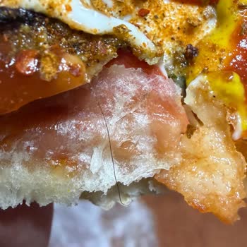 Domino’s Pizza Şubesinde Hijyen Sorunu: Pizzada Kıl Belirdi