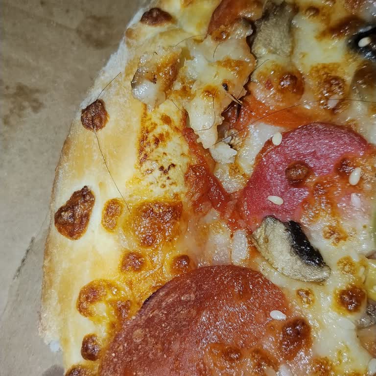 Domino's Pizza Turgutlu Şubesinde Hijyen Sorunu: Pizza Üzerinde Kıl
