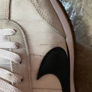 Nike Sneaker Üç Ayda Yırtıldı, Üretim Hatası Reddi
