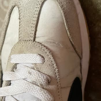 Nike Sneaker Üç Ayda Yırtıldı, Üretim Hatası Reddi