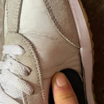 Nike Sneaker Üç Ayda Yırtıldı, Üretim Hatası Reddi