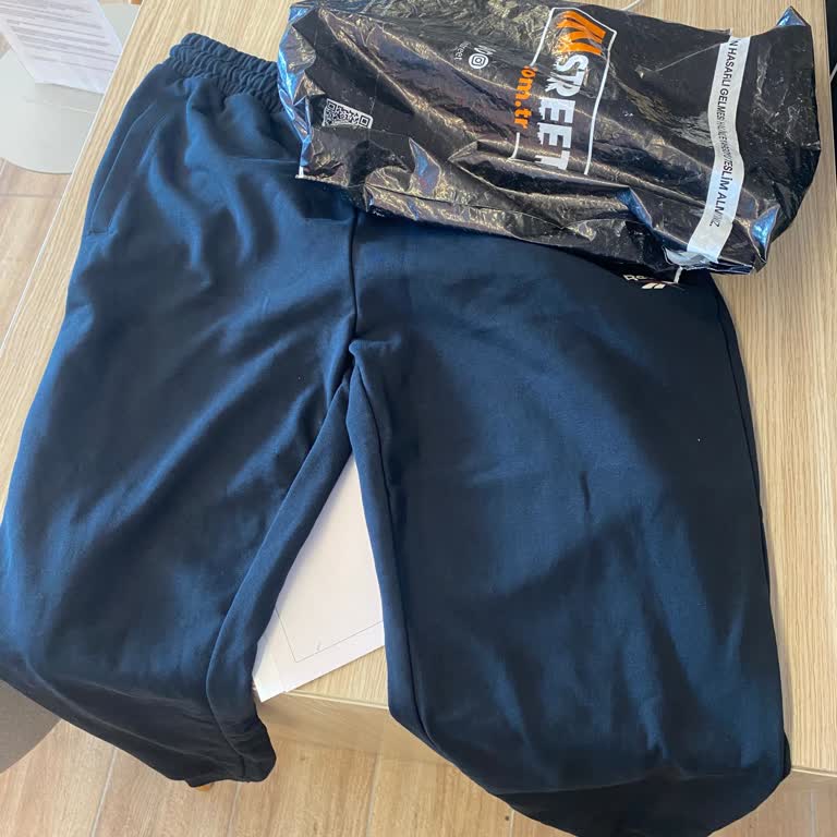 Reebok Uygulamasında Kullanılmış Görünümlü Eşofman Altı Ve Kötü Paketleme Şikayeti