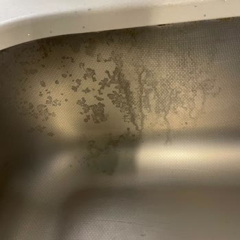 Pas Ve Kireç Çözücü Kullanımından Paslanmaz Çelik Evye Hasarı