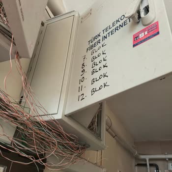 Acil Güvenlik Talebi Apartman Girişindeki Fiber Pano Açık Ve Yangın Riski Oluşturuyor