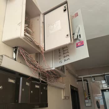 Acil Güvenlik Talebi Apartman Girişindeki Fiber Pano Açık Ve Yangın Riski Oluşturuyor