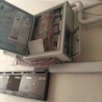 Acil Güvenlik Talebi Apartman Girişindeki Fiber Pano Açık Ve Yangın Riski Oluşturuyor