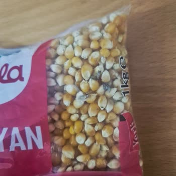 Yayla Patlayan Mısır Paketinde Canlı Güve Ve Kelebek