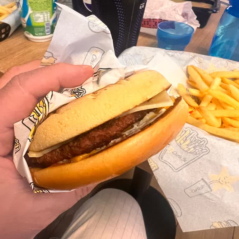 Carls Jr. Hamburgeri Görseliyle Uyumsuz