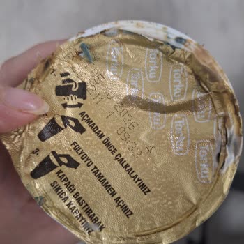Küflü Torku Sütlü Macchiato Ürününün Raflarda Satılması
