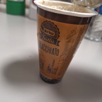 Küflü Torku Sütlü Macchiato Ürününün Raflarda Satılması