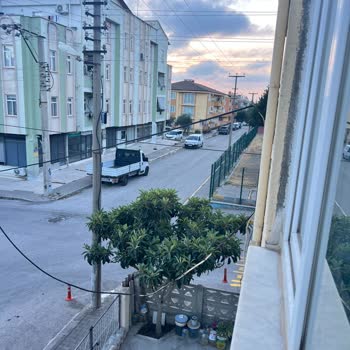 Kablo Direğine Çarpan Otobüs Sonrası İnternet Kesintisi Ve Dış Cephe Hasarı: Acil Onarım Talebi