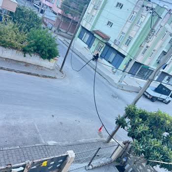 Kablo Direğine Çarpan Otobüs Sonrası İnternet Kesintisi Ve Dış Cephe Hasarı: Acil Onarım Talebi