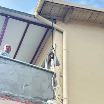 Kablo Direğine Çarpan Otobüs Sonrası İnternet Kesintisi Ve Dış Cephe Hasarı: Acil Onarım Talebi