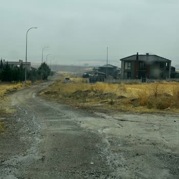 220 Bin TL Yol Katılımı Sonrası Üç Yıllık Çamurlu Sokak Ve Belediyenin İhmali