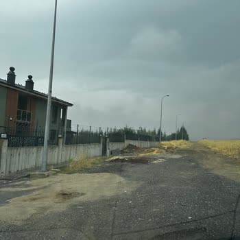 220 Bin TL Yol Katılımı Sonrası Üç Yıllık Çamurlu Sokak Ve Belediyenin İhmali