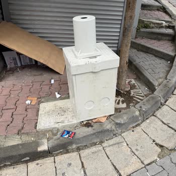 Fiber Rögar Kapağı Yaya Geçişini Ve Dükkan Girişini Engelliyor
