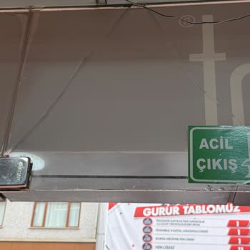 Şube Yetkilileri İnternet Kablosunu Kırdı, Camı Çatladı Ve Yanıt Vermedi