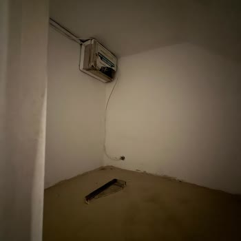 Şube Yetkilileri İnternet Kablosunu Kırdı, Camı Çatladı Ve Yanıt Vermedi